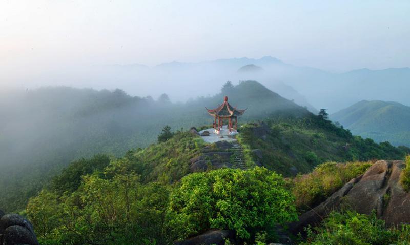 山的主体部分,为上杭,连城,龙岩三县(市)交界地带,俗称"梅花十八洞"