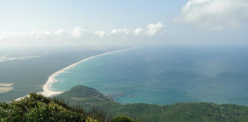 铜鼓岭风景区山美石奇,传说动人,最高峰铜鼓嘴海拔为338米,有琼东第