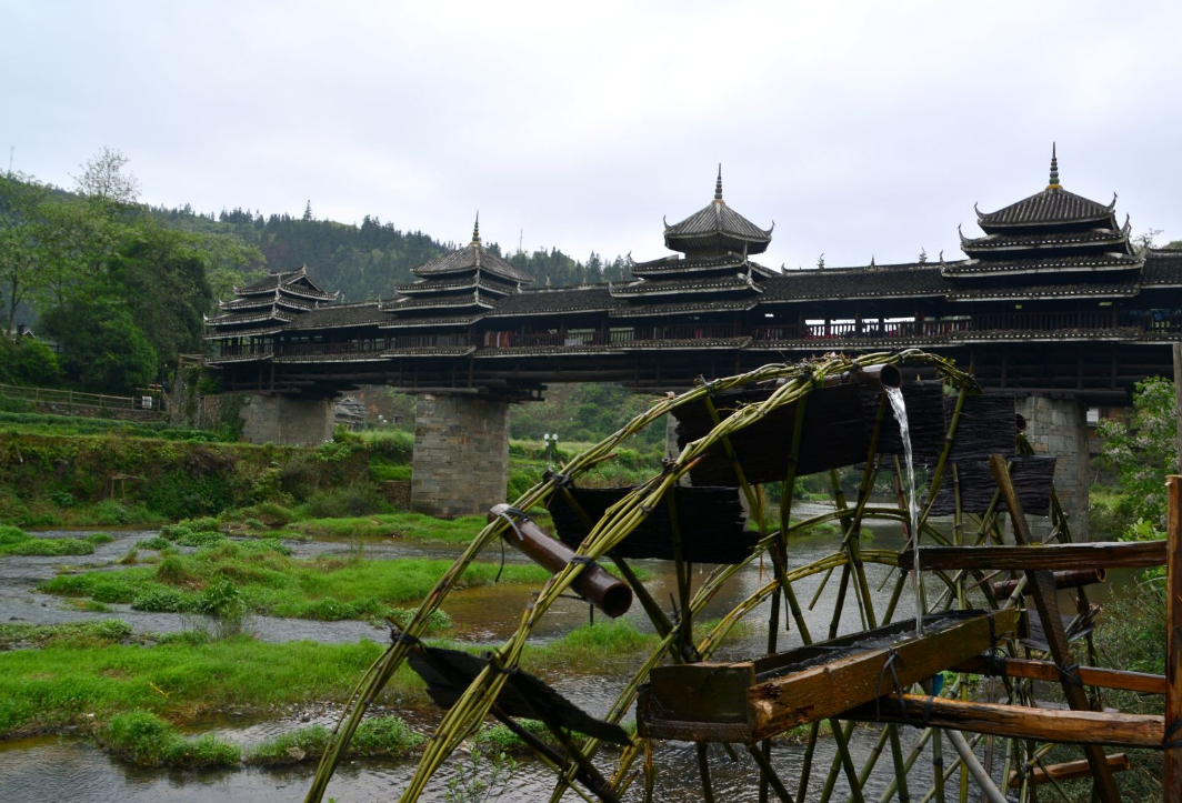 参观程阳风雨桥等全国闻名的古迹,还可观看具有侗族风情的民俗表演等