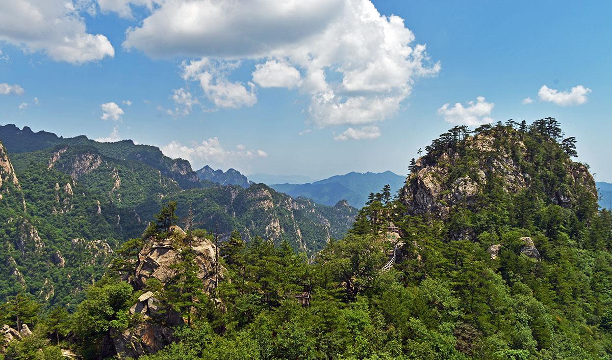 老界岭整个景区地貌由中山组成,主峰走向北西--南东向,支脉呈羽状
