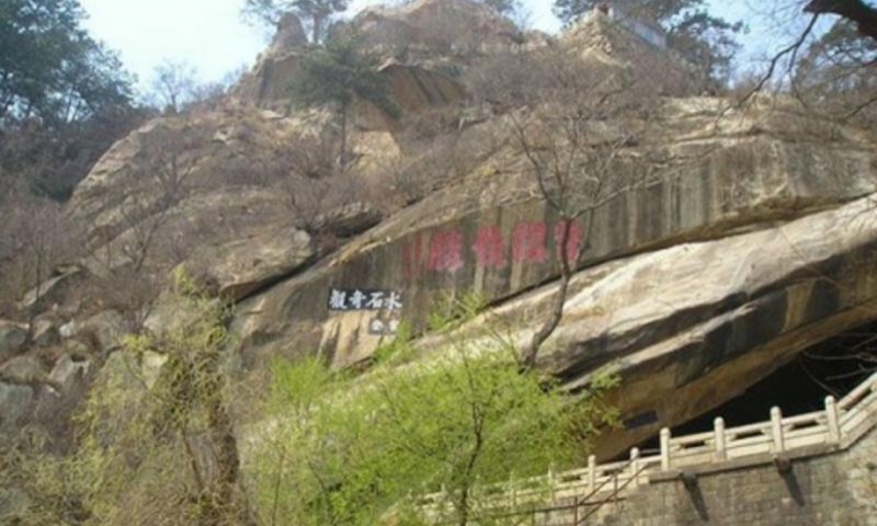 医巫闾山是一座历史文化名山,从虞舜至明清四千年间,历朝历代皆对闾山