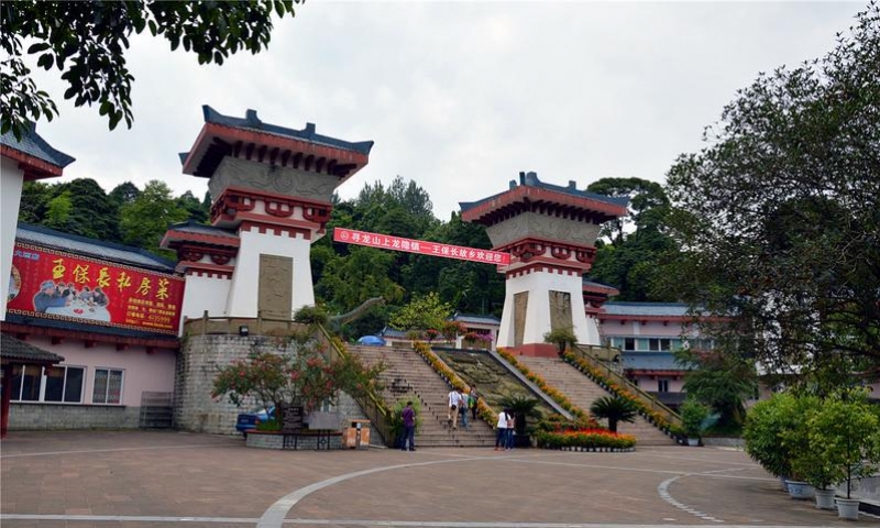 绵阳北川寻龙山景区以奇特的喀斯特地貌和砾石岩群,奇秀的自然风光和