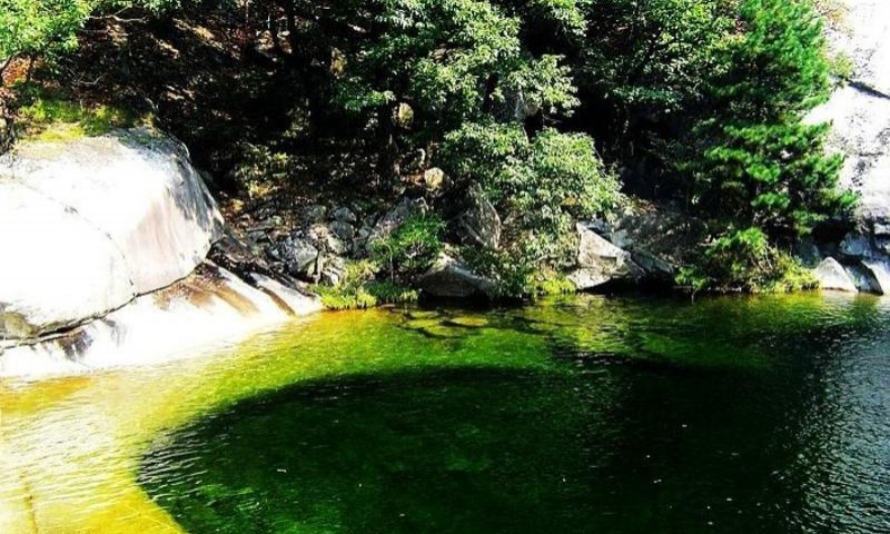 1,七星潭位于河南省南阳市内乡县宝天曼南麓,青山叠翠,泉水迭宕奔流