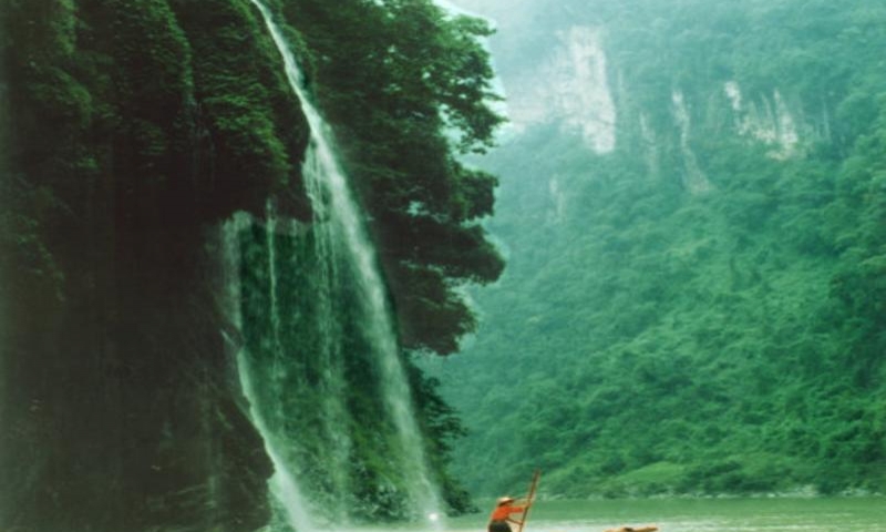 4,龙孔飞瀑 龙孔飞瀑位于芙蓉江大峡谷内,瀑布高达数十米,非常壮观.